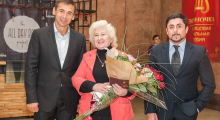 Владимир Скоробагач поздравил жительницу Киевского района с присвоением звания «Мать-героиня»